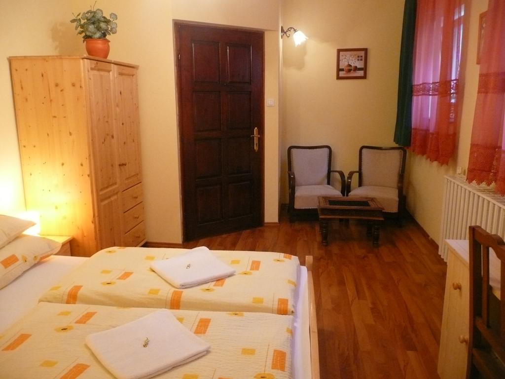 Hotel Kincses Vendeghaz Debrecín Pokoj fotografie